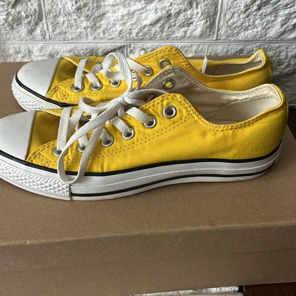 Yellow Unisex Low Top Converse Men’s 6 Womens 8 - Picture 4 of 6